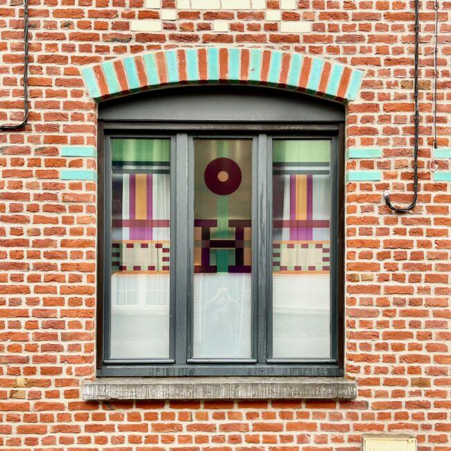 Création de vitrophanie sur-mesure pour façade en briques par Floriane Dupont (FLOUK) - Projet Les Fenêtres qui parlent.